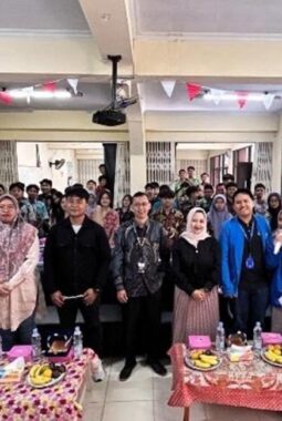 Pendampingan Praktik Penyusunan Surat Lamaran Kerja Bagi Calon Lulusan SMK Triguna Utama 