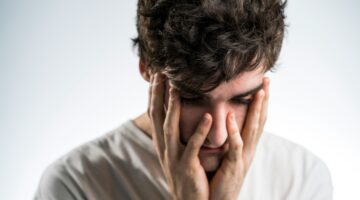Bukan Tidak Peduli, Tapi Tak Tahu Cara Merasa: Avoidant dalam Perspektif Komunikasi Hati
